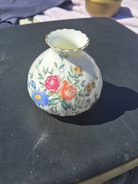 Wedgwood "AVEBURY" ~ England ~ Small Bud Vase ~ 3 1/2" Tall